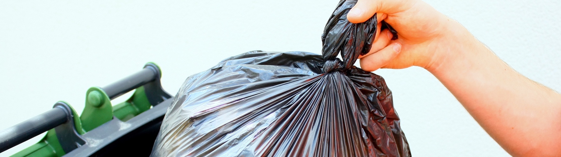 jeter son sac poubelle noir dans un container